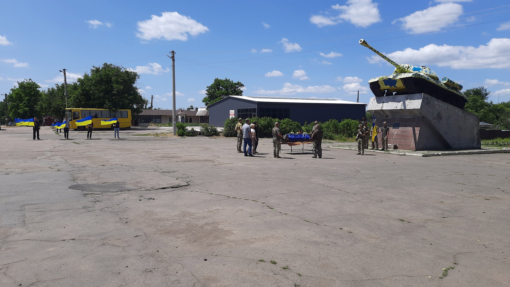 В Устинівській громаді в останню путь провели загиблого на Сумщині військового Василя Кондратюка.
