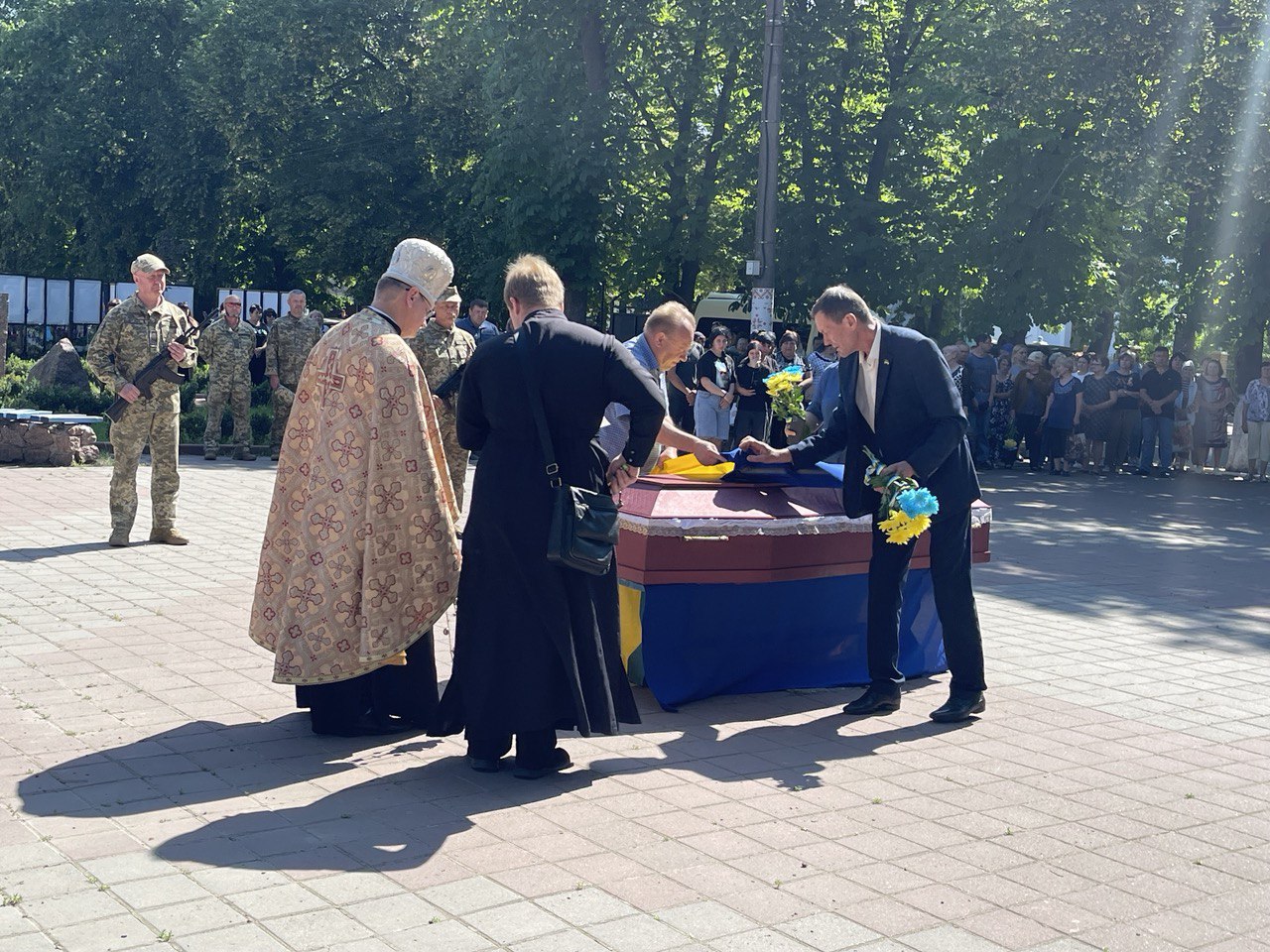 Із загиблим на Донеччині воїном Володимиром Снісаром попрощалися в Олександрівській громаді.