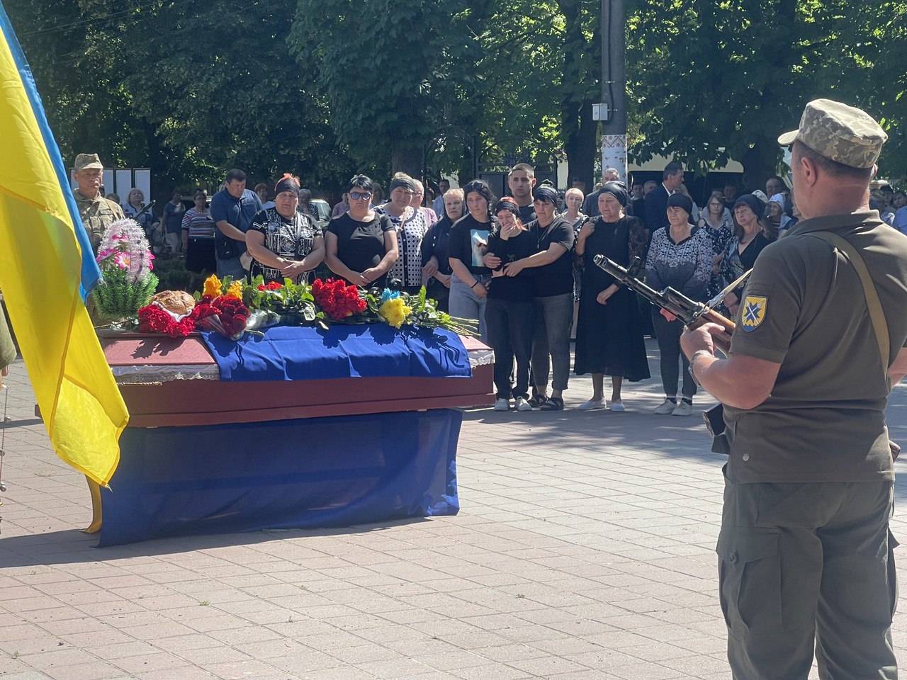 Із загиблим на Донеччині воїном Володимиром Снісаром попрощалися в Олександрівській громаді.