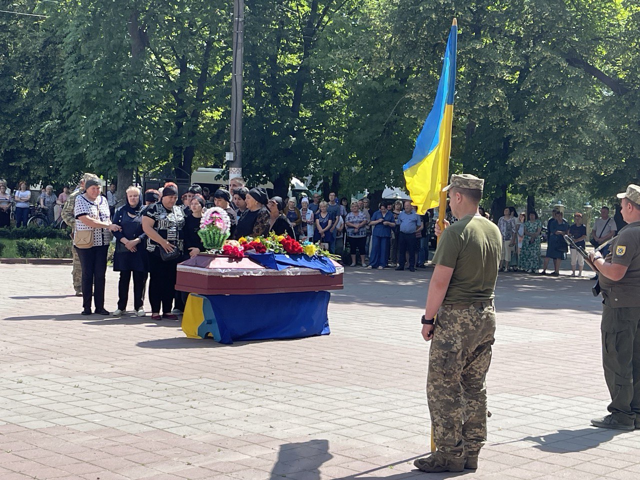 Із загиблим на Донеччині воїном Володимиром Снісаром попрощалися в Олександрівській громаді.