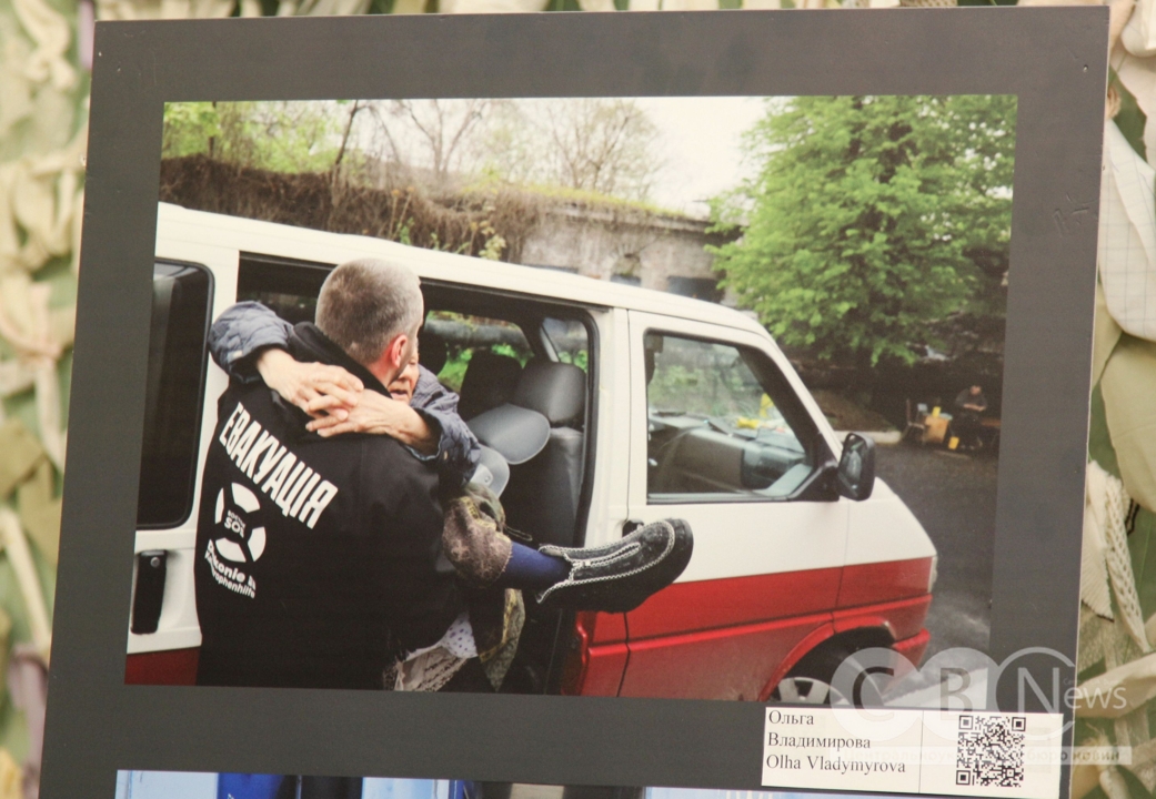 У Музеї мистецтв у Кропивницькому відкрили фотовиставку «Хроніки евакуації»