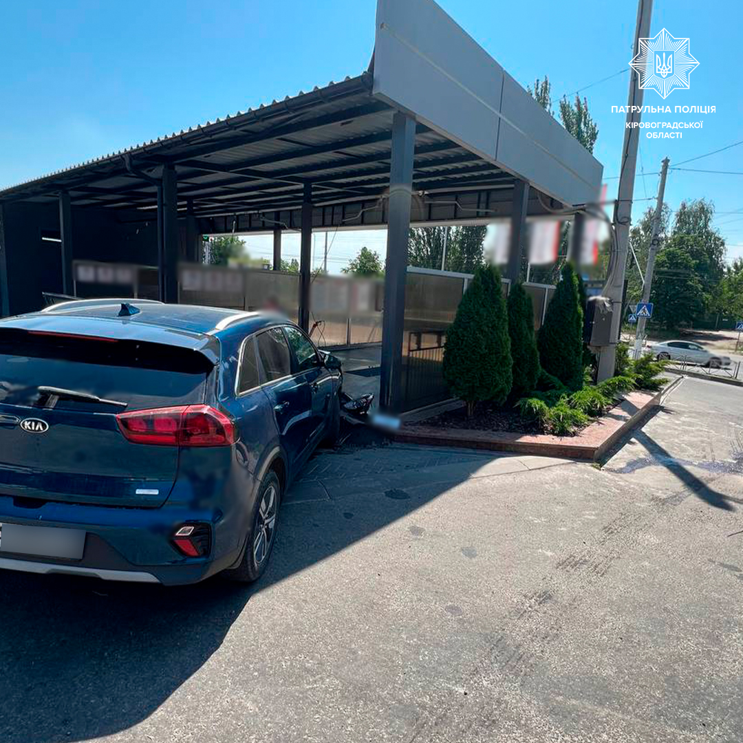 У Кропивницькому на водія, який напідпитку в’їхав в автомийку, патрульні склали два протоколи.