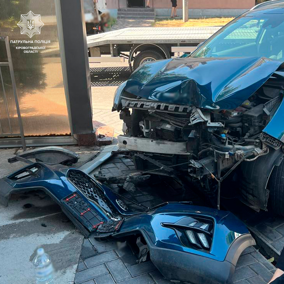 У Кропивницькому на водія, який напідпитку в’їхав в автомийку, патрульні склали два протоколи.