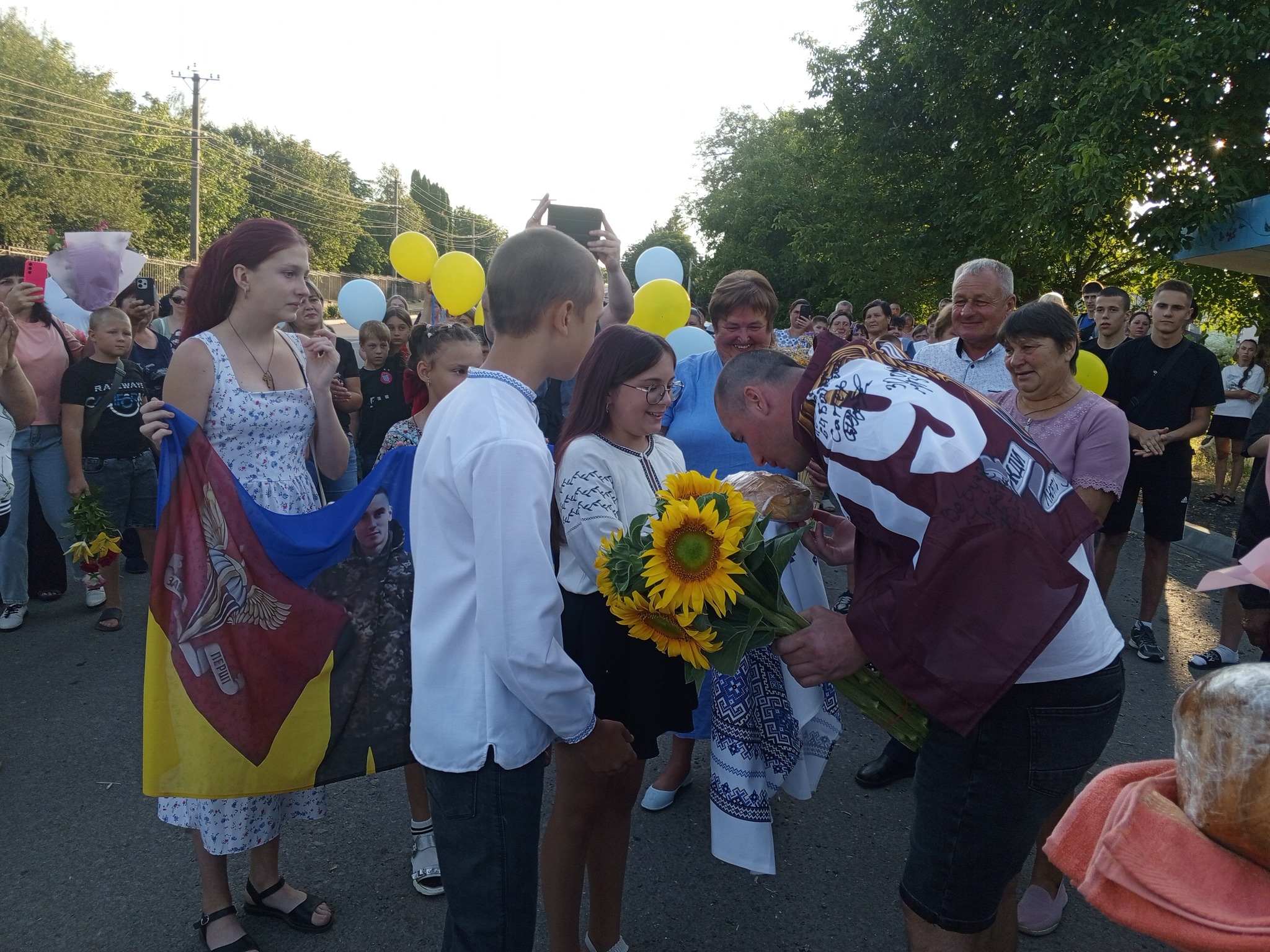 Звільненого з російського полону воїна зустріли в Заваллівській громаді