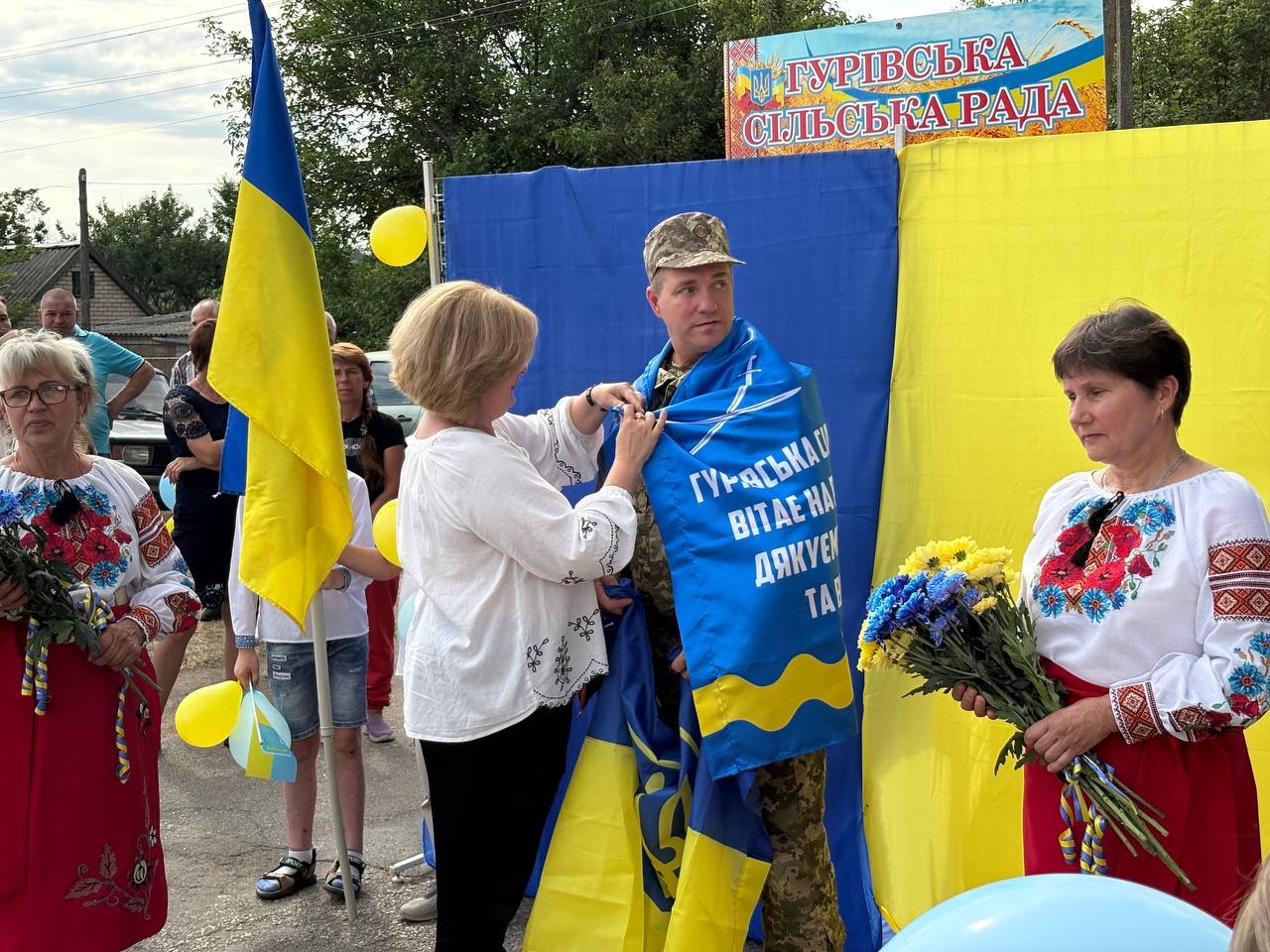 Звільненого з полону воїна зустріли на Кіровоградщині