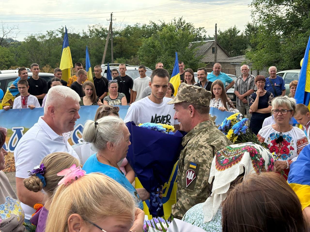 Звільненого з полону воїна зустріли на Кіровоградщині