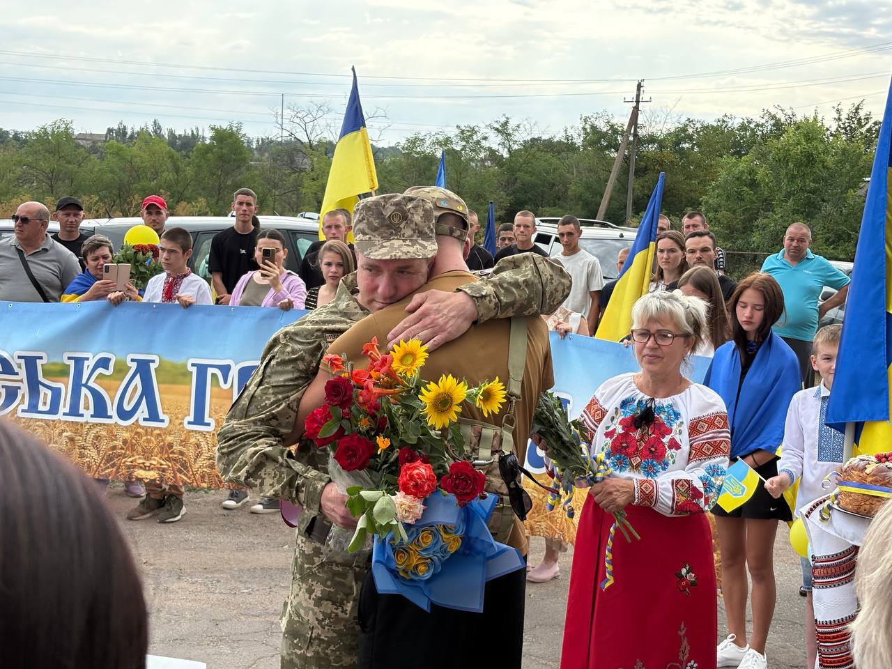 Звільненого з полону воїна зустріли на Кіровоградщині