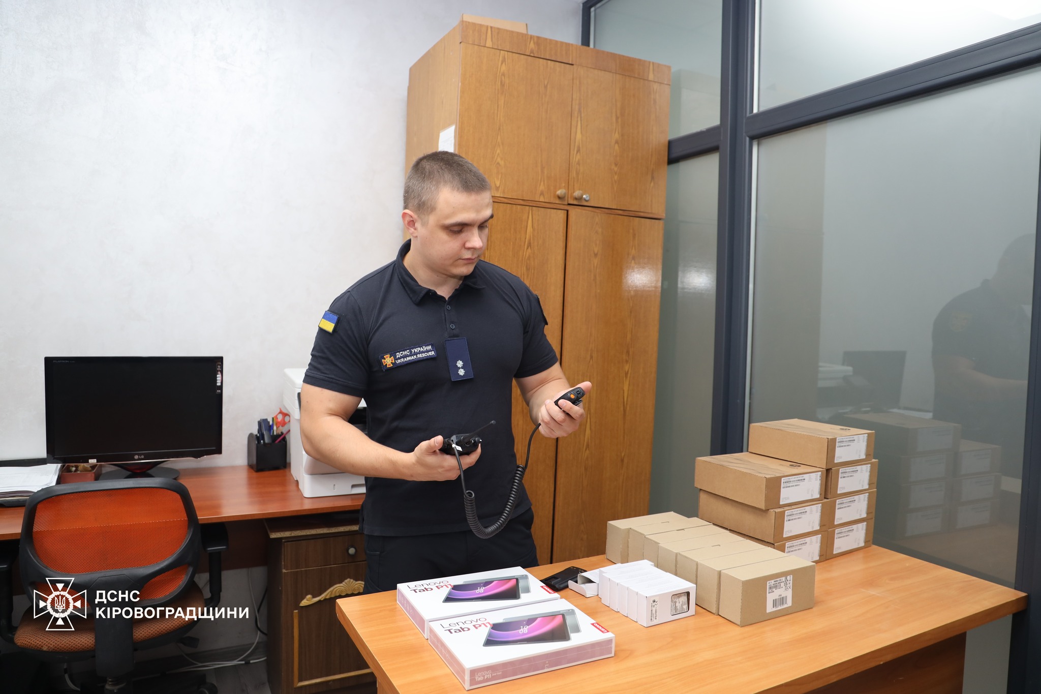Від міжнародних партнерів рятувальники Кіровоградщини отримали сім радіостанцій та два планшети.