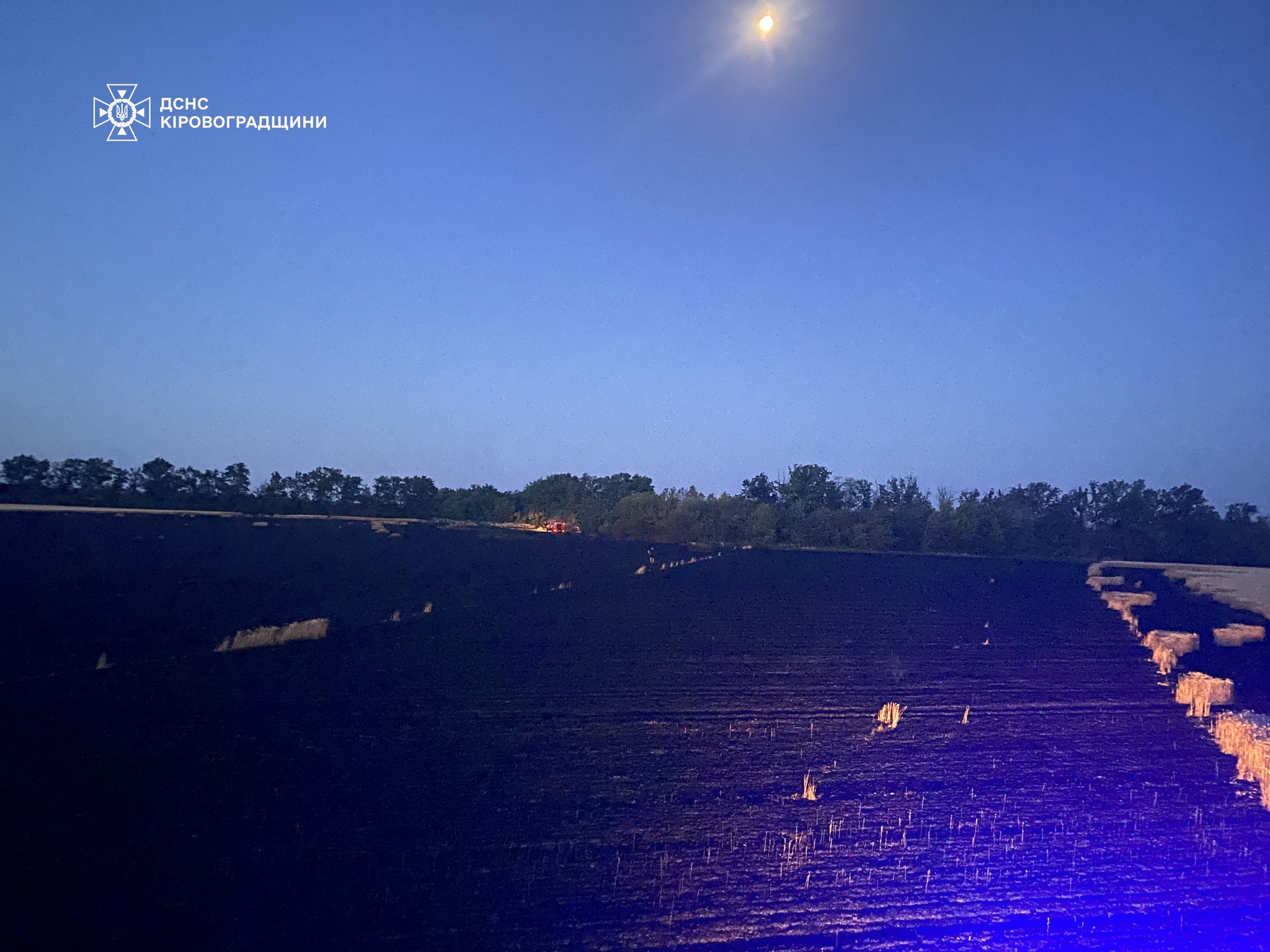 На Кіровоградщині рятувальники загасили пожежу 20 гектарів пшениці, яка сталася внаслідок падіння уламків російського безпілотника.