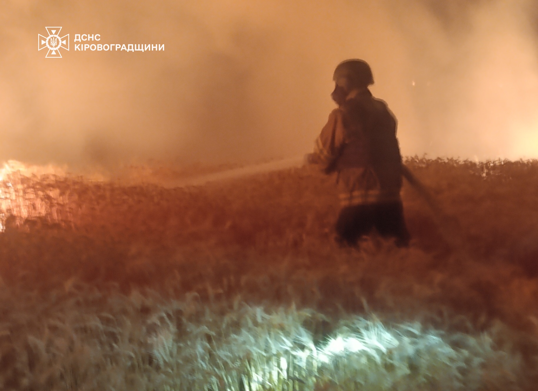 На Кіровоградщині рятувальники загасили пожежу 20 гектарів пшениці, яка сталася внаслідок падіння уламків російського безпілотника.