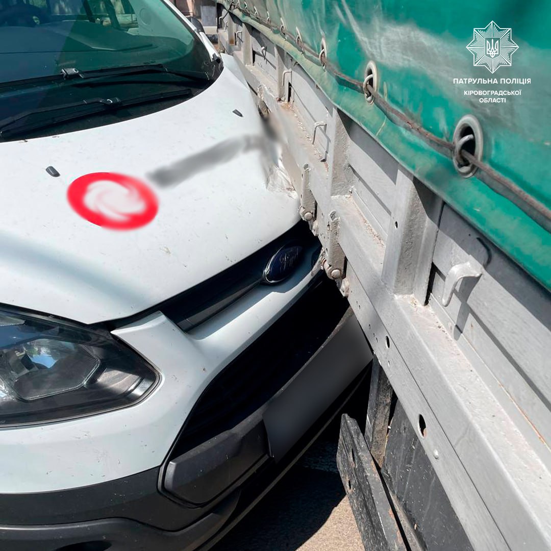 У Знам'янській громаді сталася ДТП у якій водій фургона врізався у вантажний автомобіль.