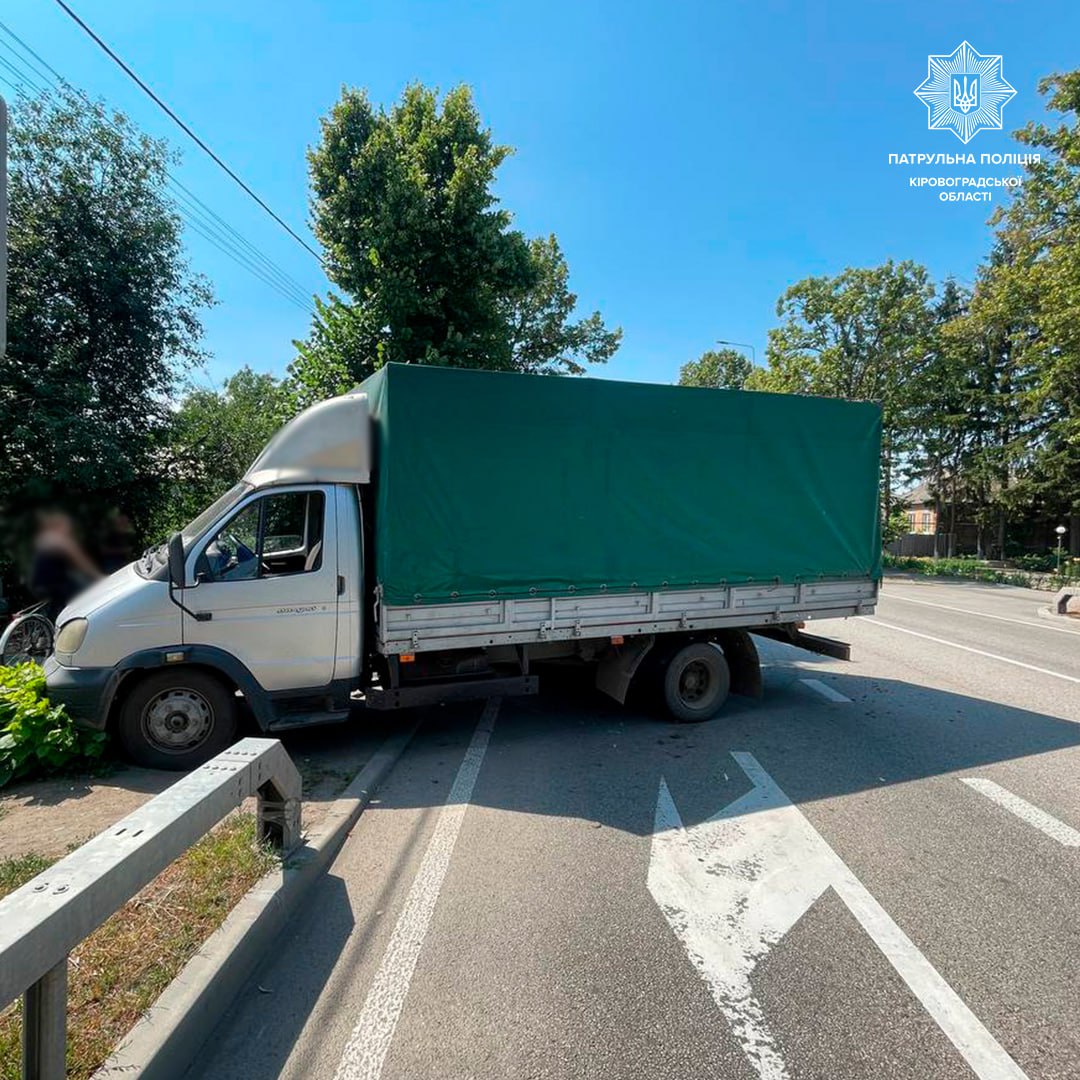 У Знам'янській громаді сталася ДТП у якій водій фургона врізався у вантажний автомобіль.