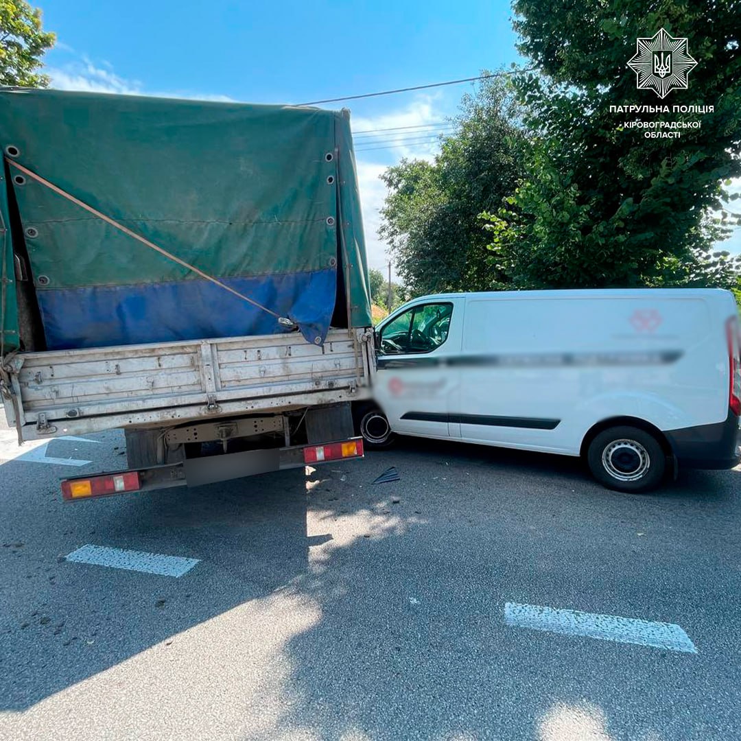 У Знам'янській громаді сталася ДТП у якій водій фургона врізався у вантажний автомобіль.