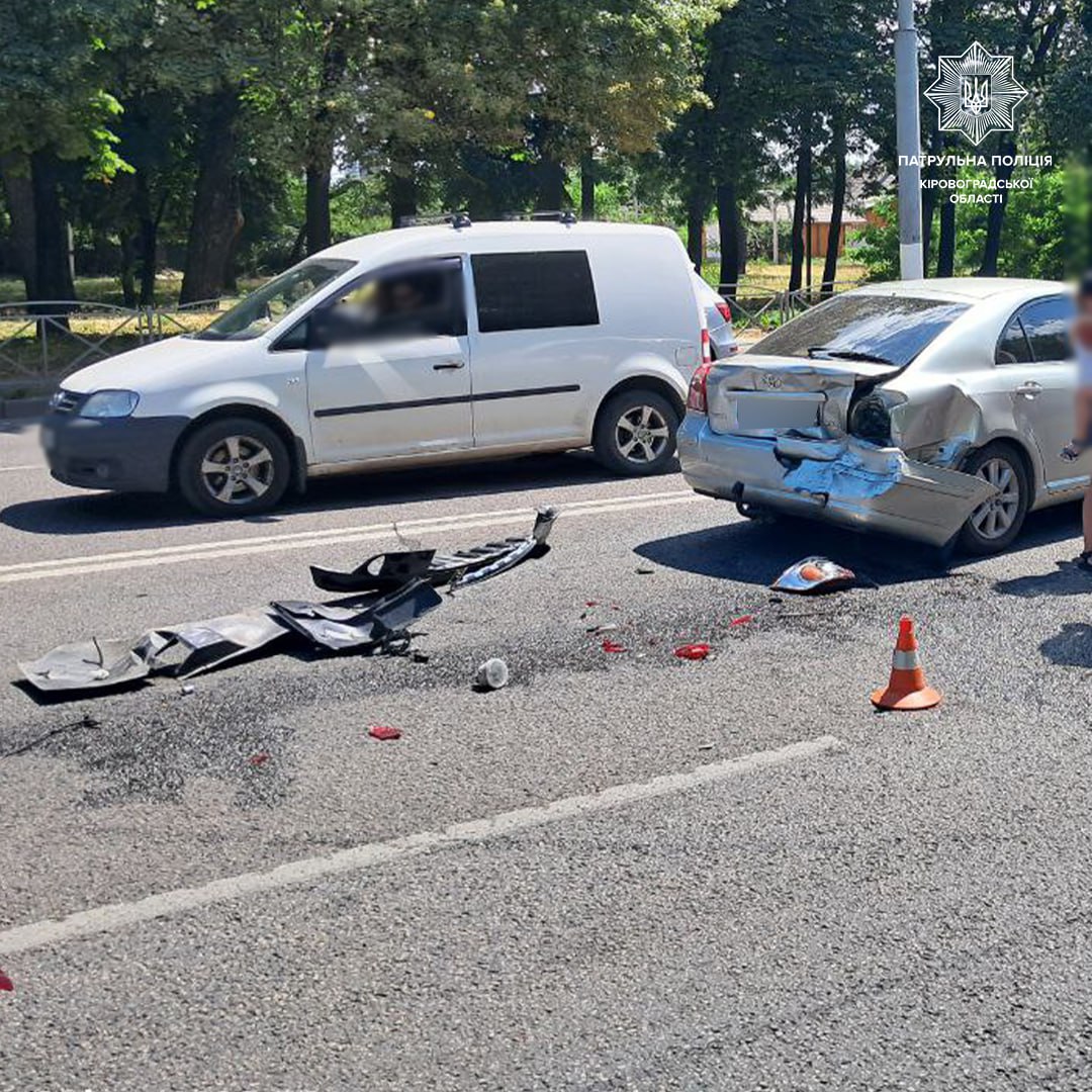 У Кропивницькому на вулиці Вокзальній водій легковика спричинив потрійну ДТП та втік з місця події.