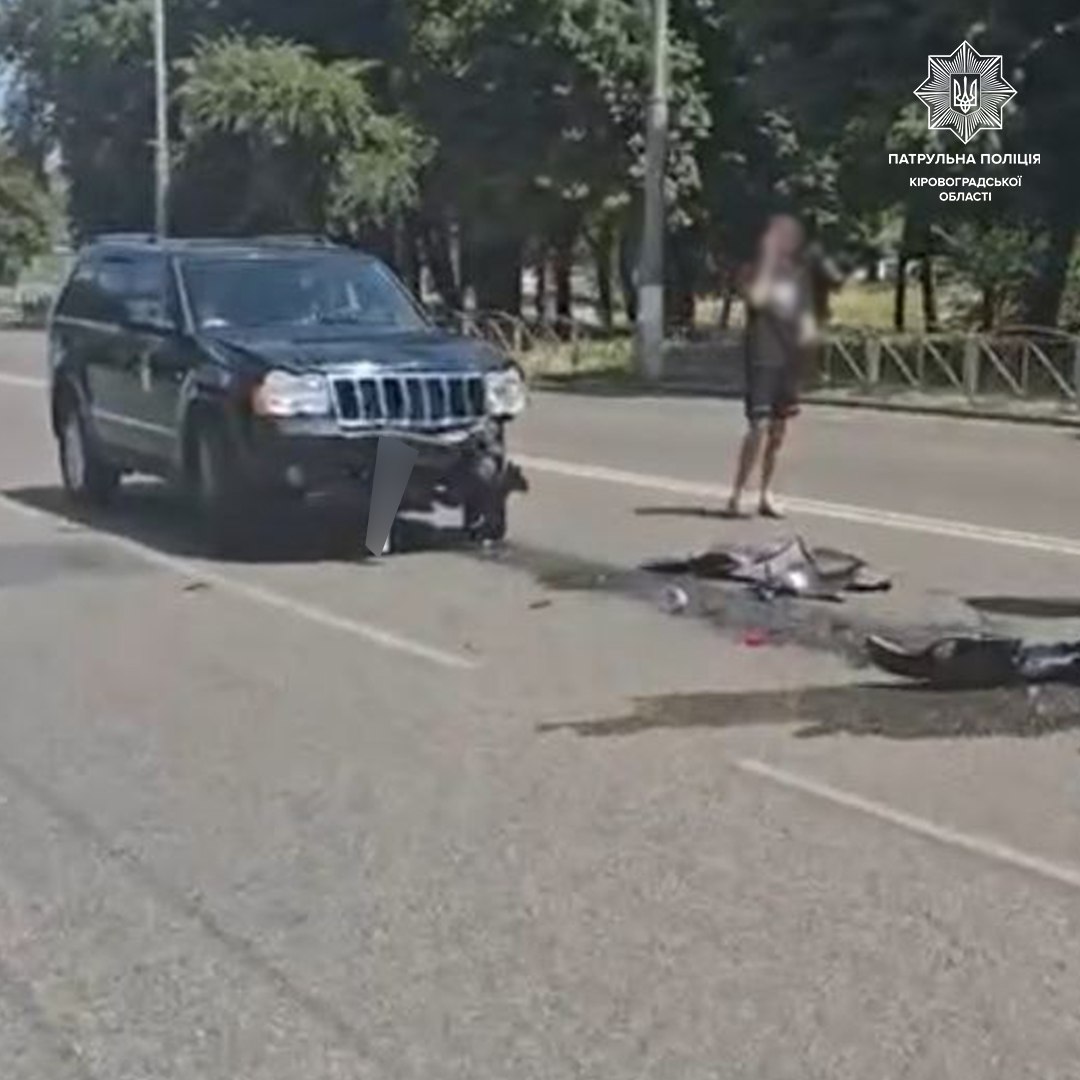 У Кропивницькому на вулиці Вокзальній водій легковика спричинив потрійну ДТП та втік з місця події.