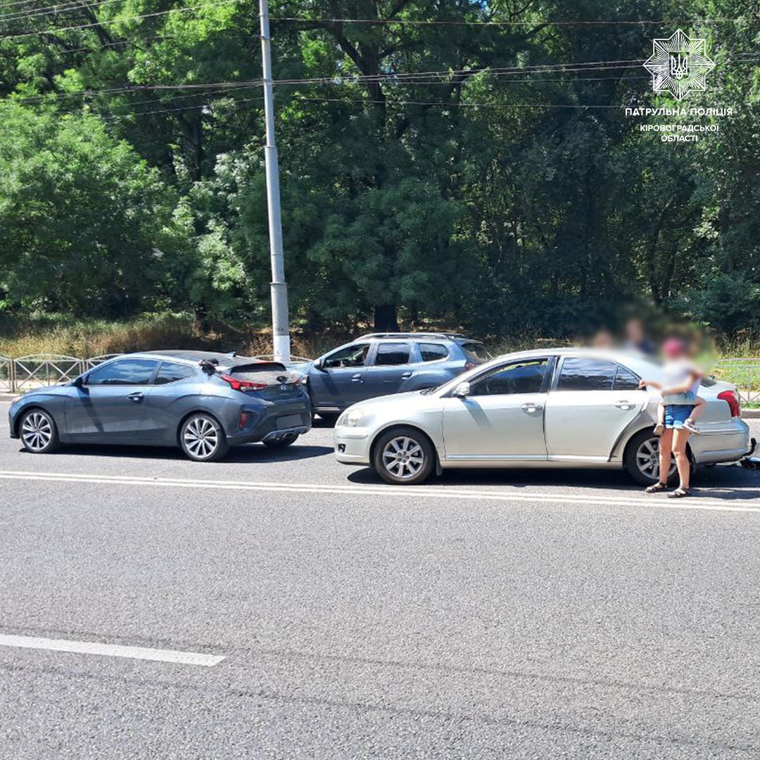 У Кропивницькому на вулиці Вокзальній водій легковика спричинив потрійну ДТП та втік з місця події.