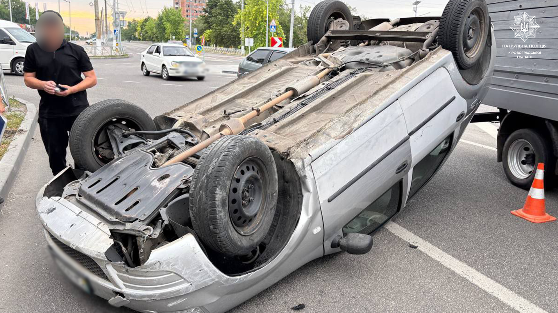 У Кропивницькому на вулиці Героїв України водій у наркотичному сп'янінні перекинувся на автомобілі.