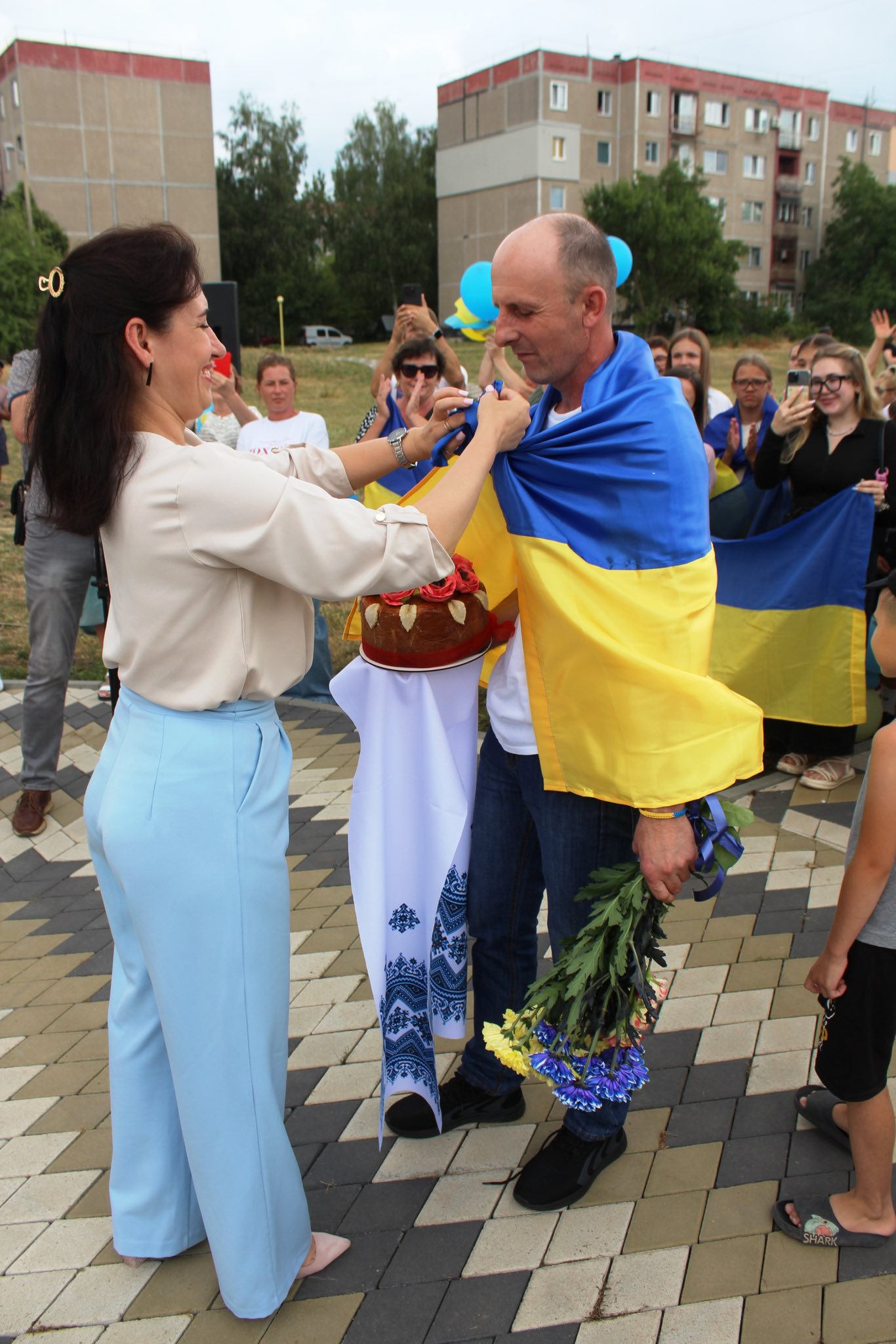 У Долинській громаді зустріли звільненого з полону військового Олексія Кондратовця.
