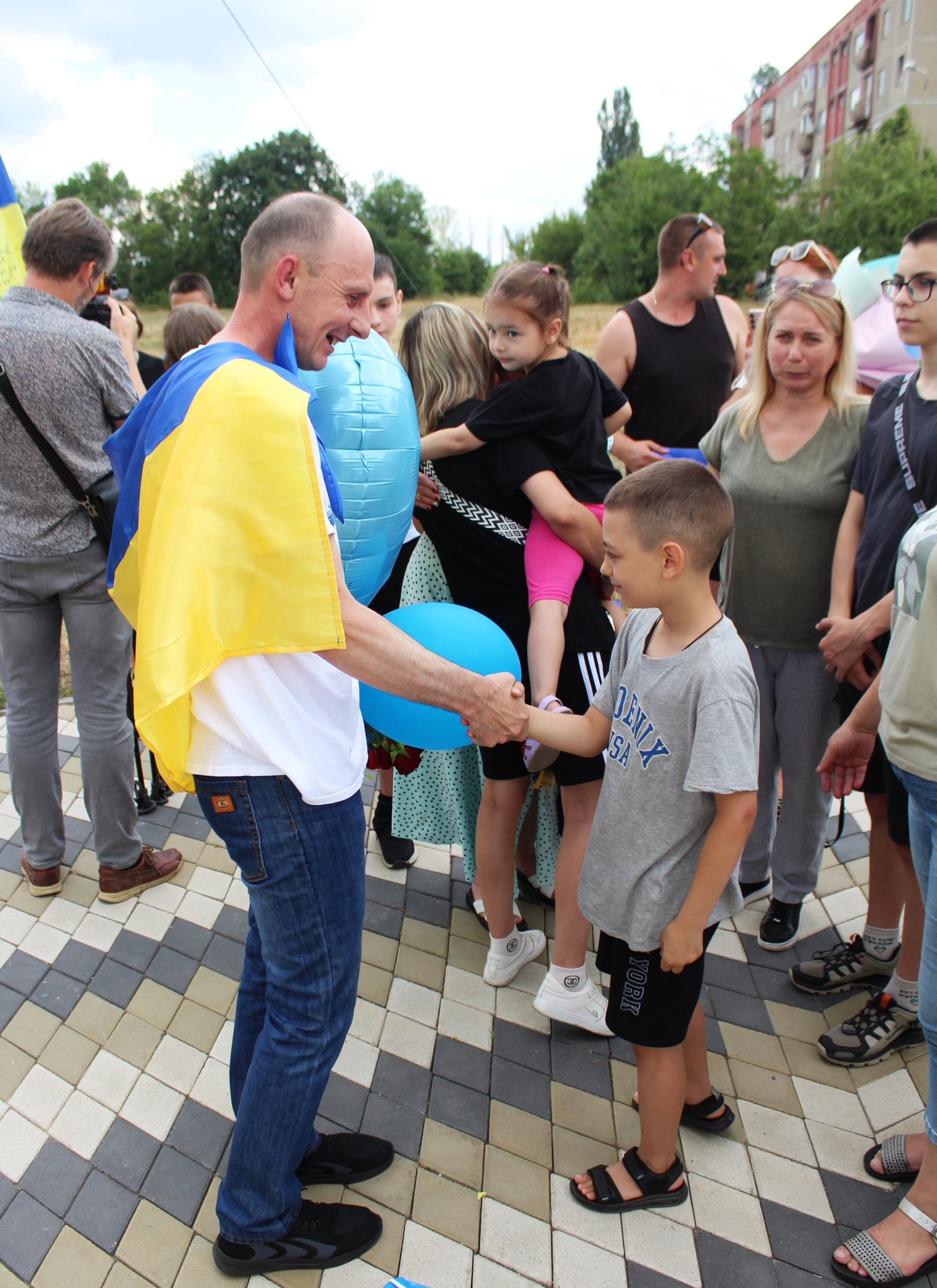 У Долинській громаді зустріли звільненого з полону військового Олексія Кондратовця.