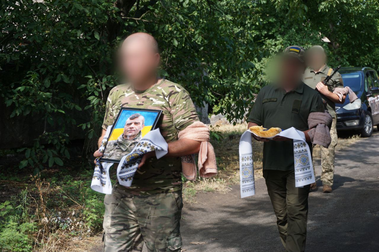 У Гайворонській громаді провели в останню путь загиблого на Херсонщині військового Євгена Базевича.