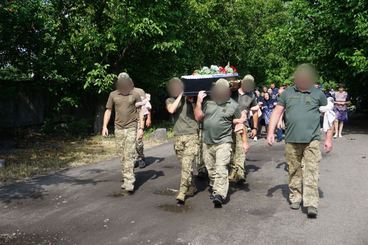 У Гайворонській громаді провели в останню путь загиблого на Херсонщині військового Євгена Базевича.