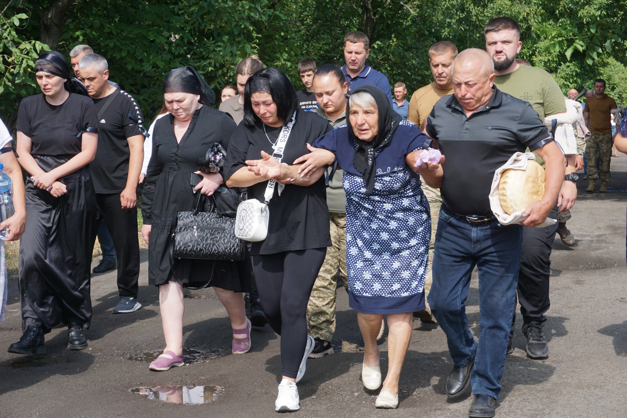 У Гайворонській громаді провели в останню путь загиблого на Херсонщині військового Євгена Базевича.