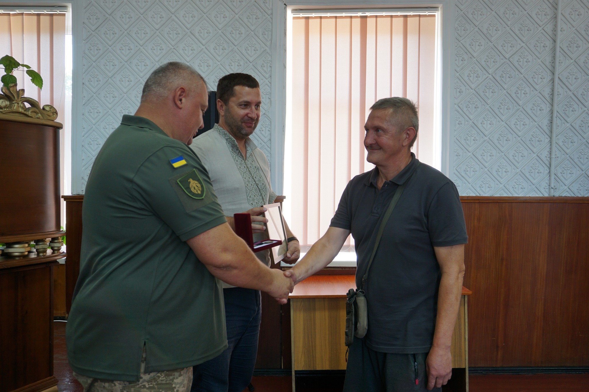 24 липня у Гайвороні перед засіданням сесії міськради вручили нагороди воїну та двом родинам загиблих бійців.