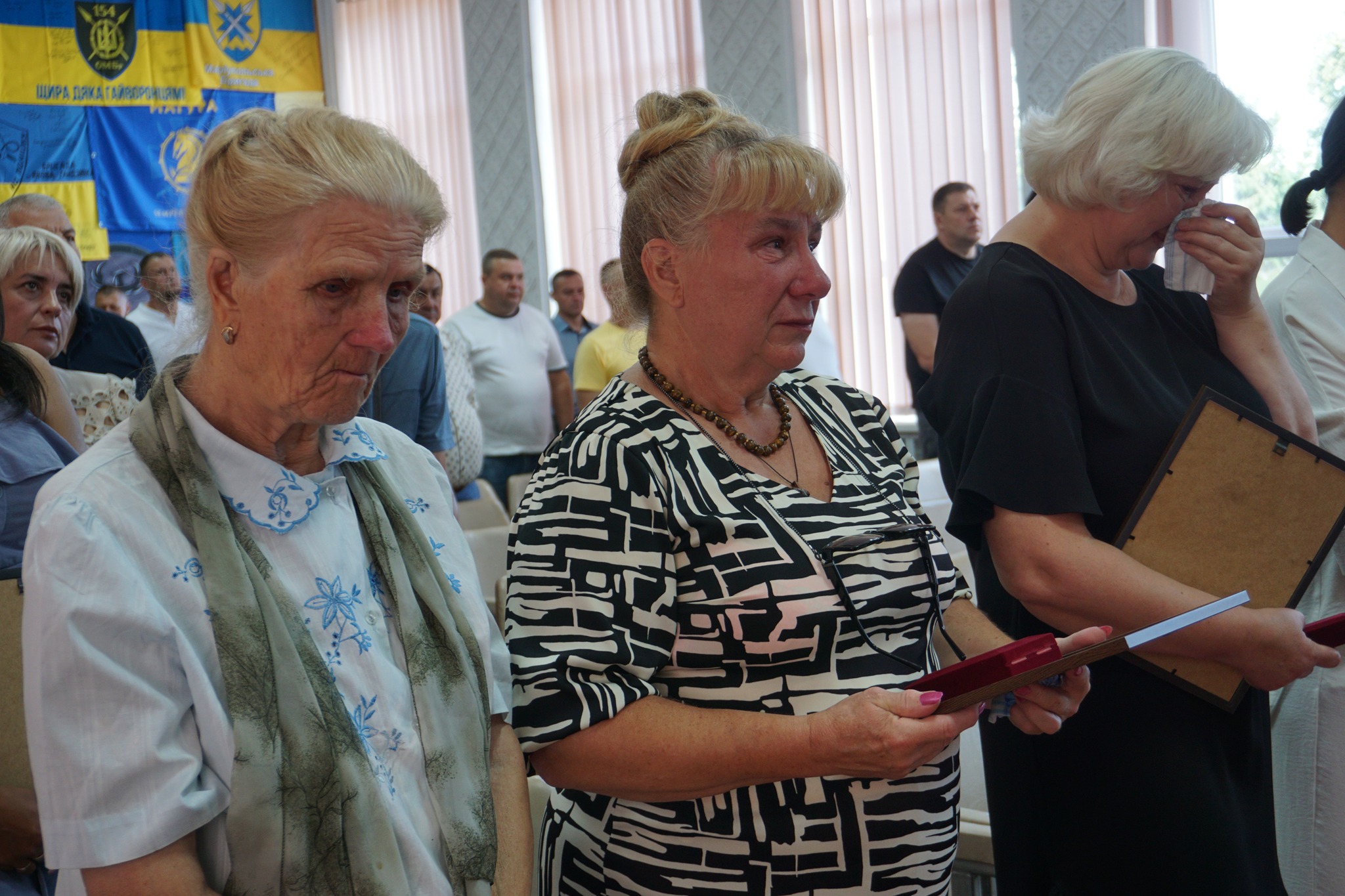 24 липня у Гайвороні перед засіданням сесії міськради вручили нагороди воїну та двом родинам загиблих бійців.