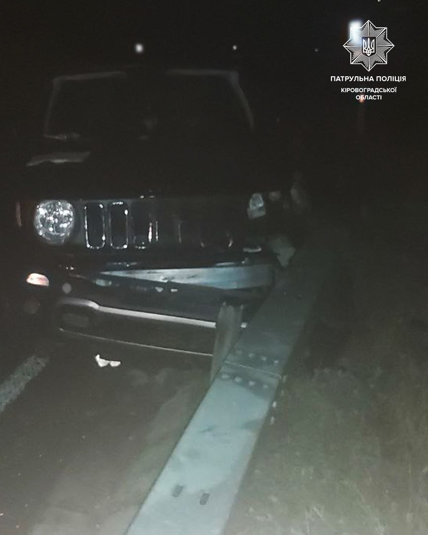 У Кропивницькому районі неподалік села Суботці водій легковика протаранив відбійник.