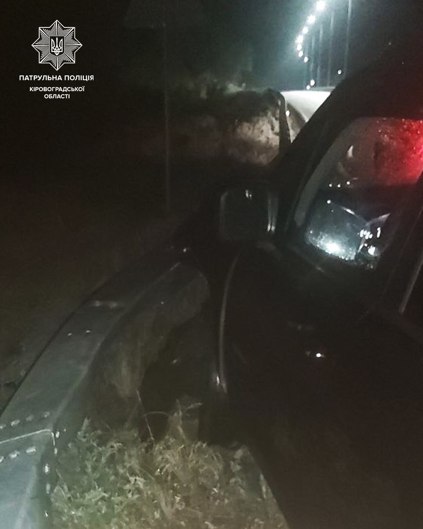 У Кропивницькому районі неподалік села Суботці водій легковика протаранив відбійник.
