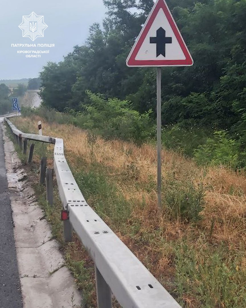 У Кропивницькому районі неподалік села Суботці водій легковика протаранив відбійник.