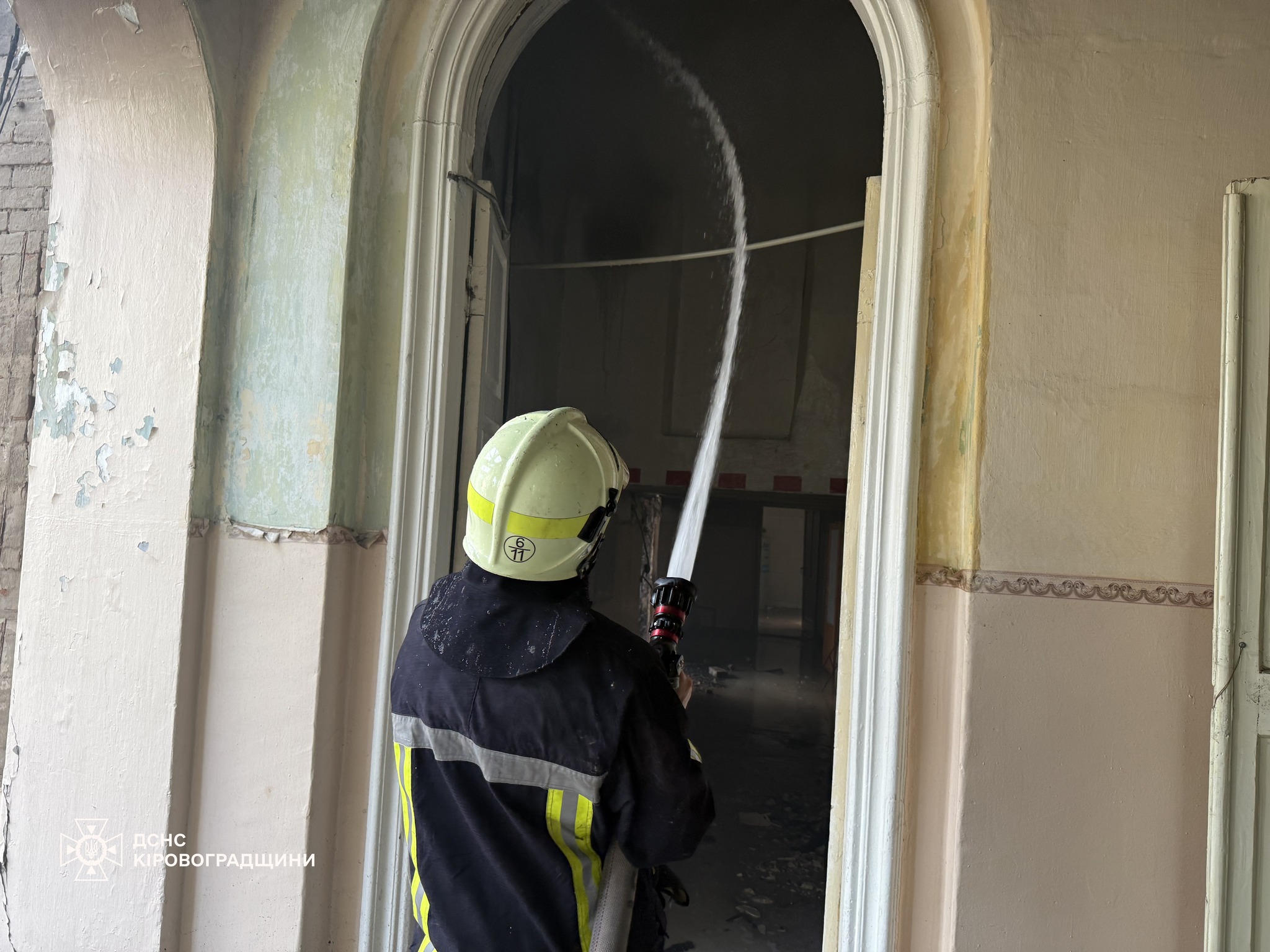 28 липня внаслідок ворожої дронової атаки в одній із будівель ДСНС у Кропивницькому сталася пожежа.