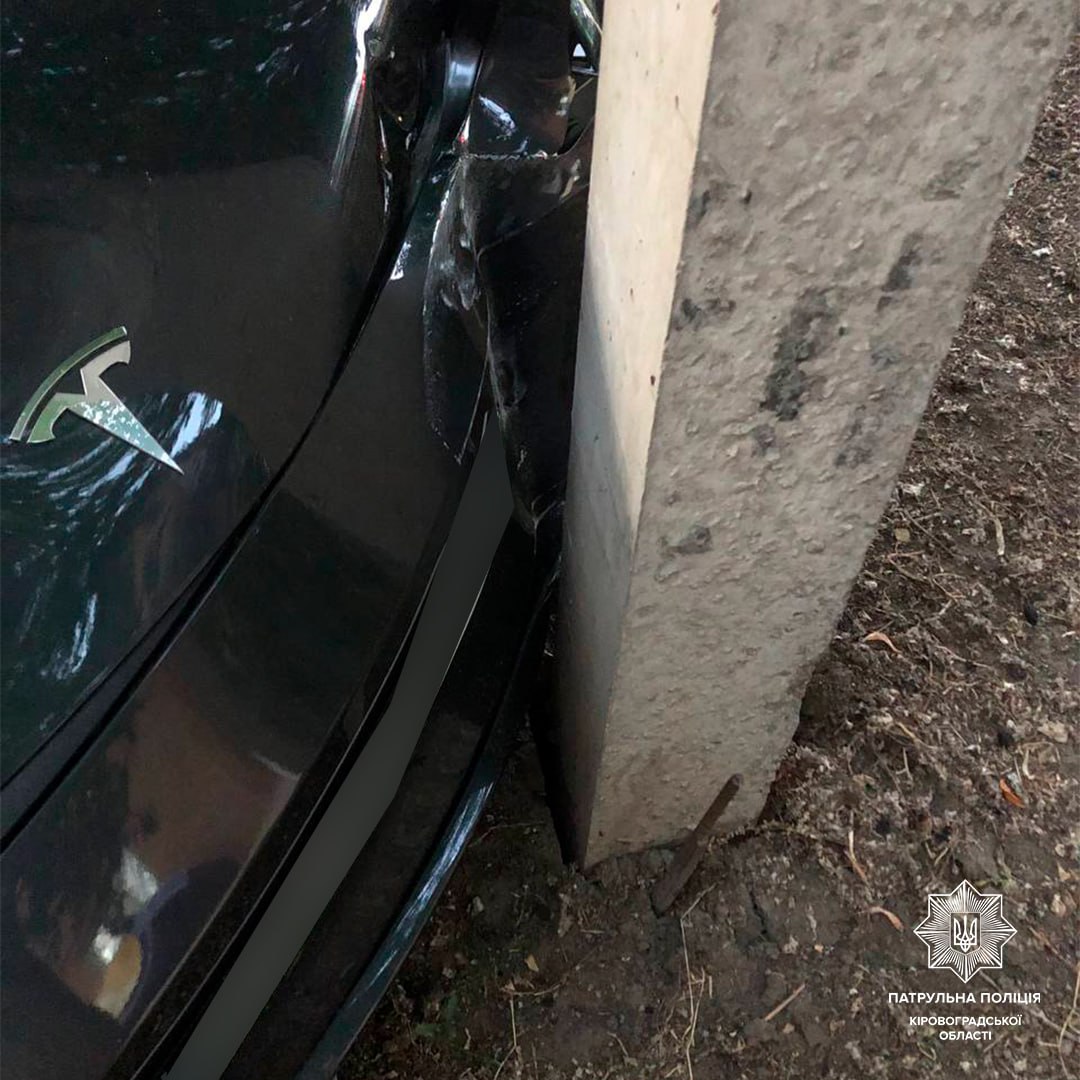 Водій легковика врізався в дерево та стовп на вулиці Степана Бандери у Кропивницькому.