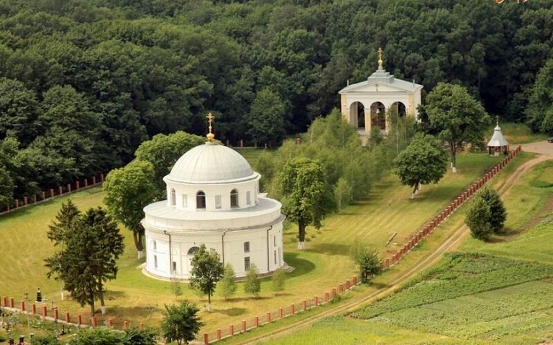 Вид на Миколаївську церкву в Диканьці. 