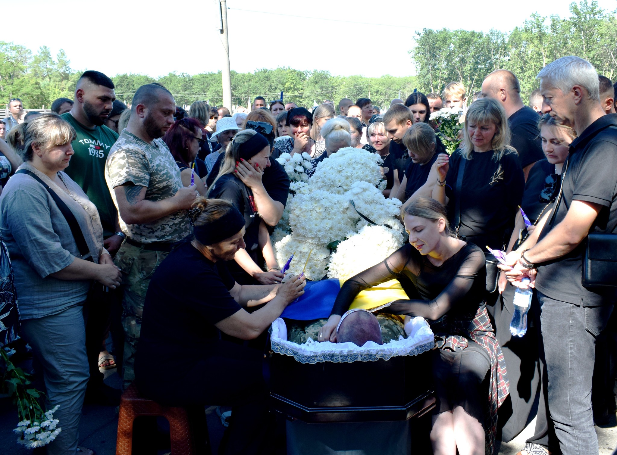 У Кропивницькому в останню путь провели військових Віталія Кирилюка та Романа Куценка.