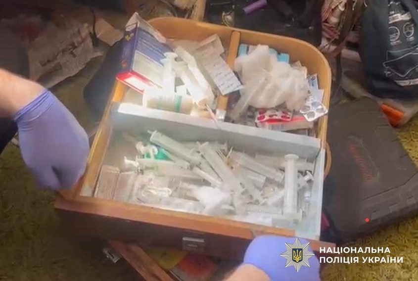 Правоохоронці підозрюють чотирьох жителів Кіровоградщини у постачанні наркотиків до в'язниці.