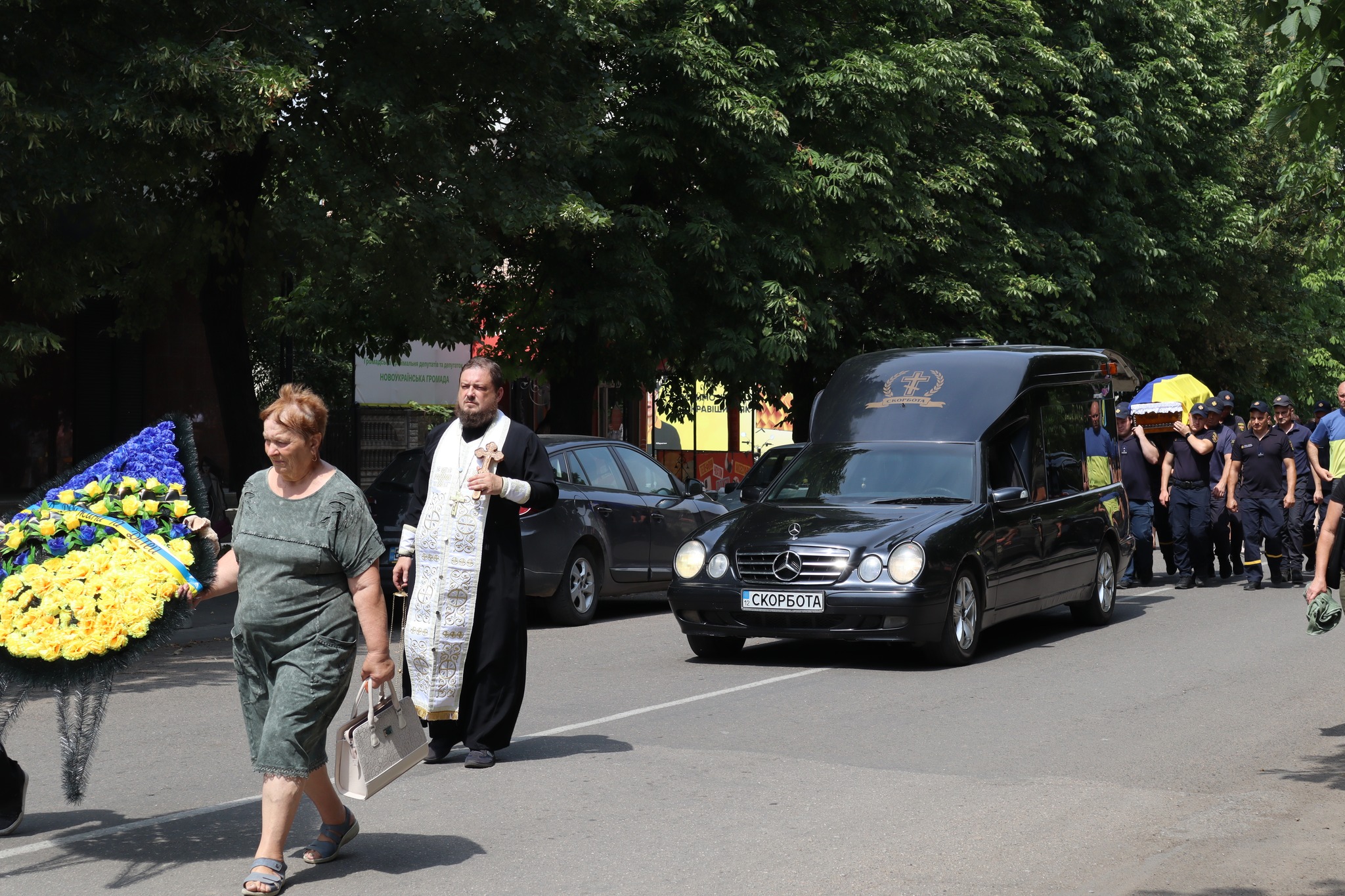 У Новоукраїнці в останню путь провели загиблого на Донеччині військового Сергія Назарова.