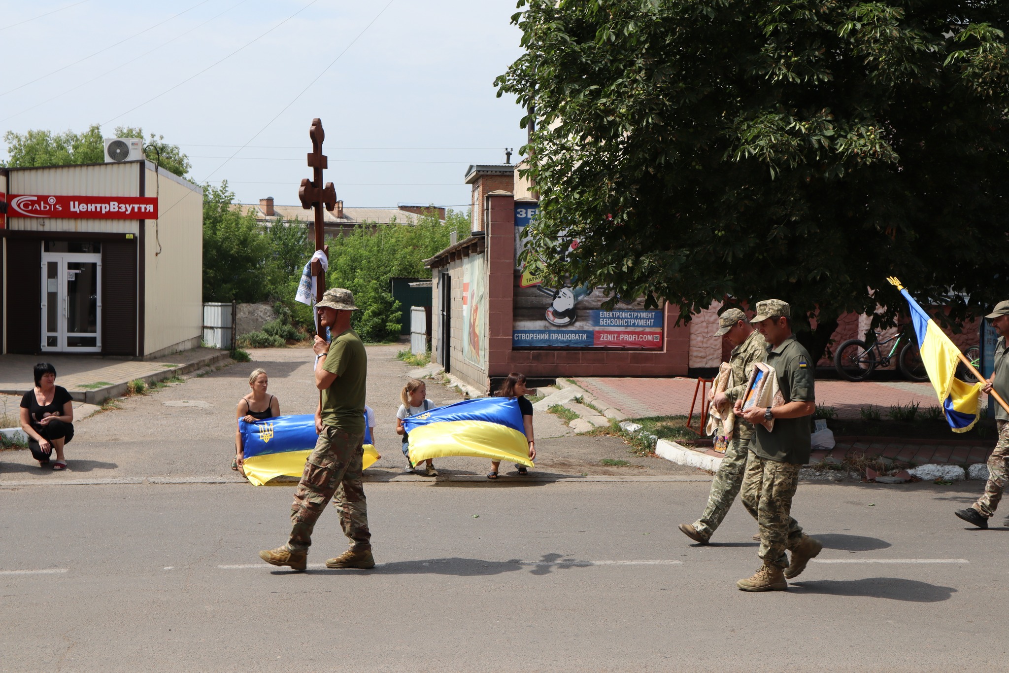У Новоукраїнці в останню путь провели загиблого на Донеччині військового Сергія Назарова.
