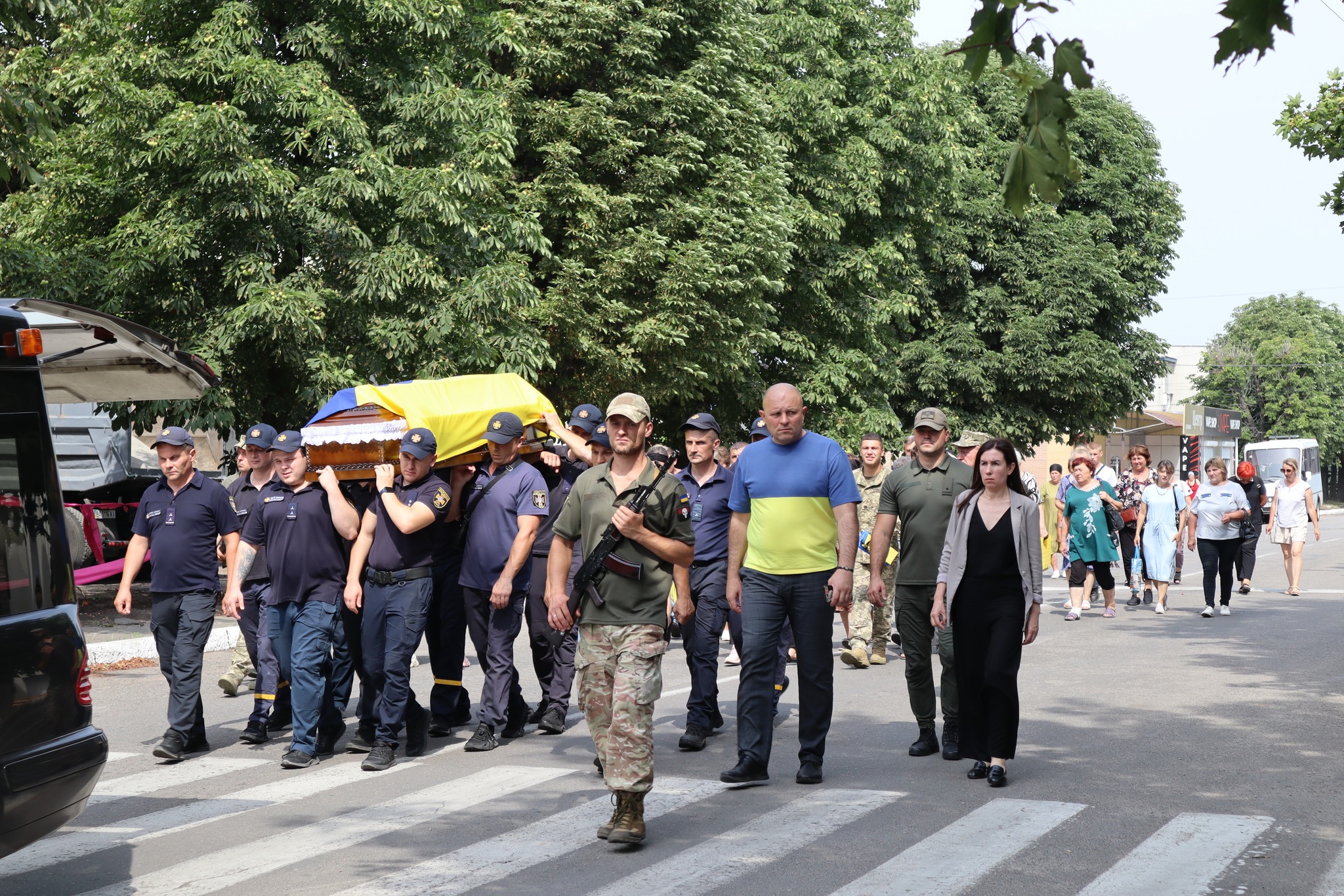 У Новоукраїнці в останню путь провели загиблого на Донеччині військового Сергія Назарова.