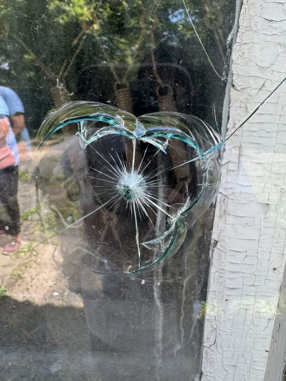 У Малій Висці пошкодили вікна у штабі волонтерів: ймовірно, стріляли