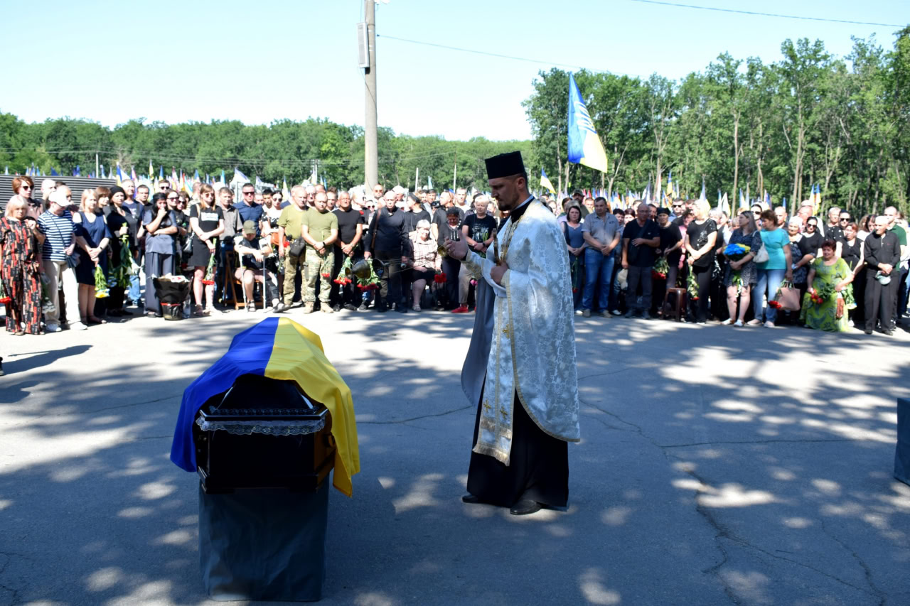 У Кропивницькому відбулася церемонія прощання із загиблими військовослужбовцями: Андрієм Гінкулом, Денисом Гончаренком та Юрієм Полянським.