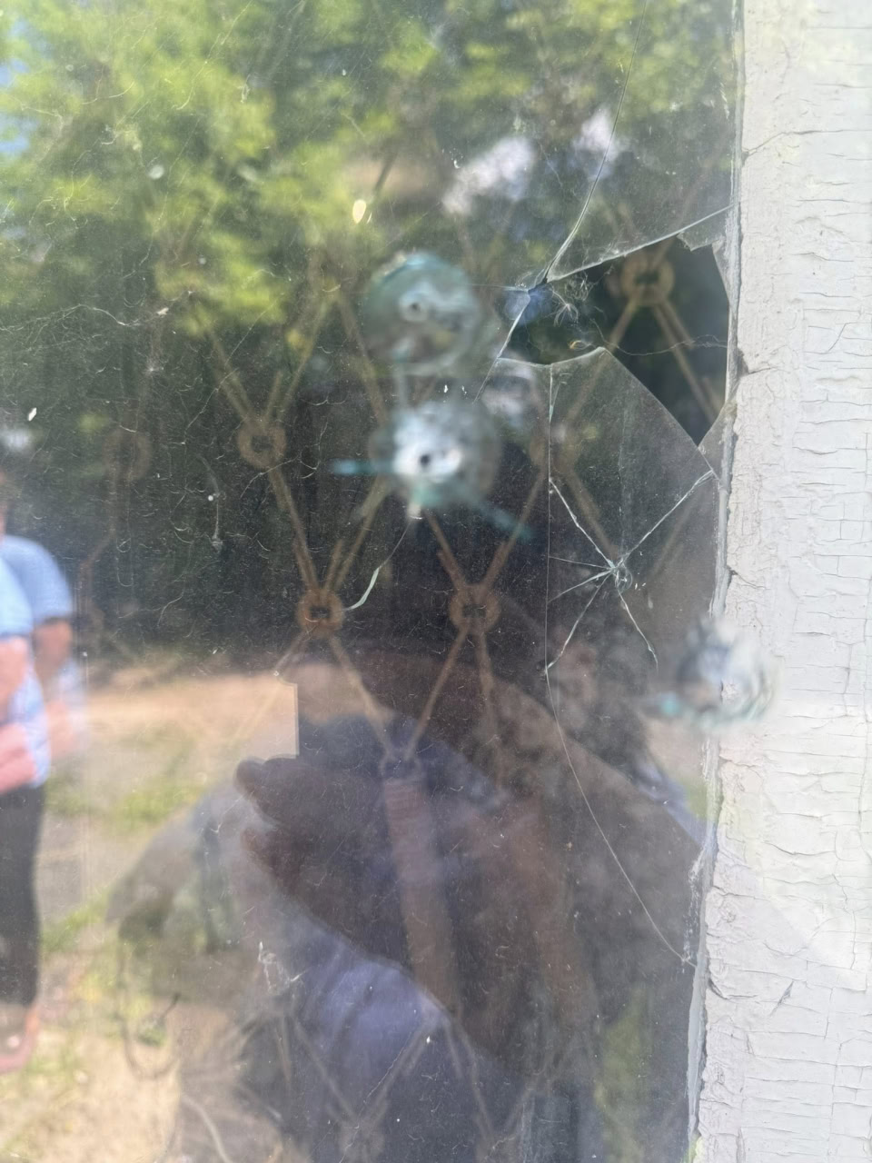У Малій Висці пошкодили вікна у штабі волонтерів: ймовірно, стріляли