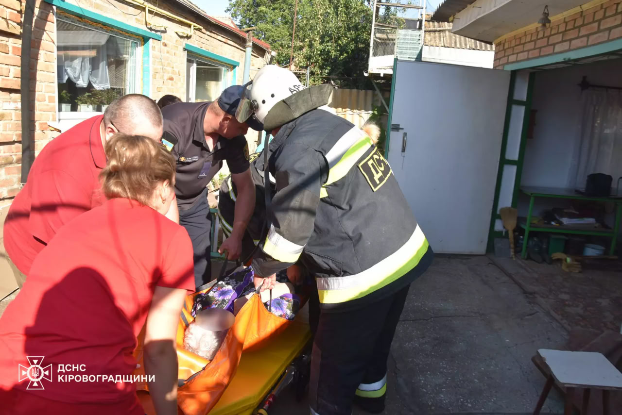 Літня жінка впала в оглядову яму в Кропивницькому