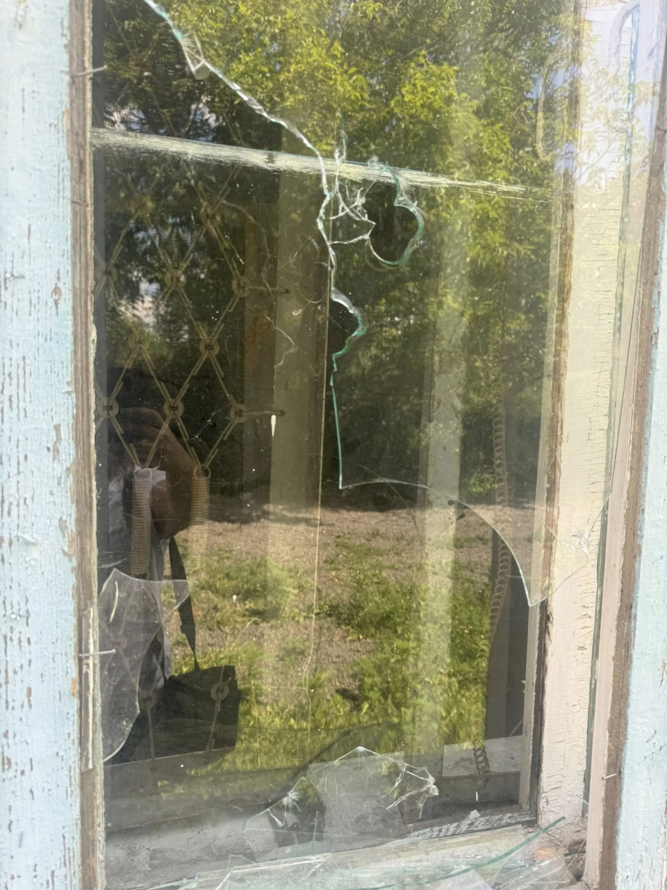 У Малій Висці пошкодили вікна у штабі волонтерів: ймовірно, стріляли
