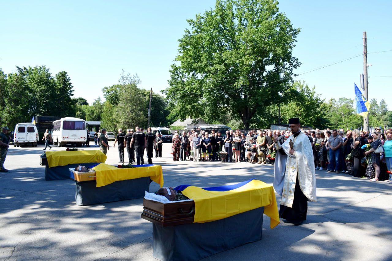 У Кропивницькому відбулася церемонія прощання із загиблими військовослужбовцями: Андрієм Гінкулом, Денисом Гончаренком та Юрієм Полянським.