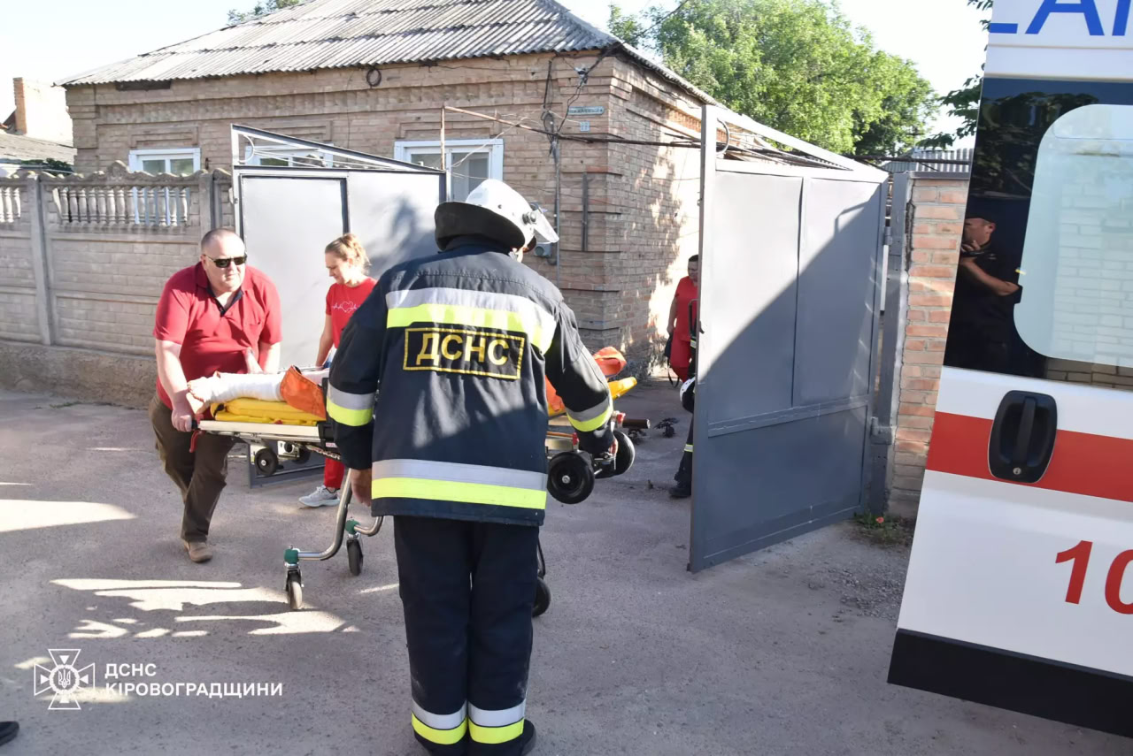 Літня жінка впала в оглядову яму в Кропивницькому