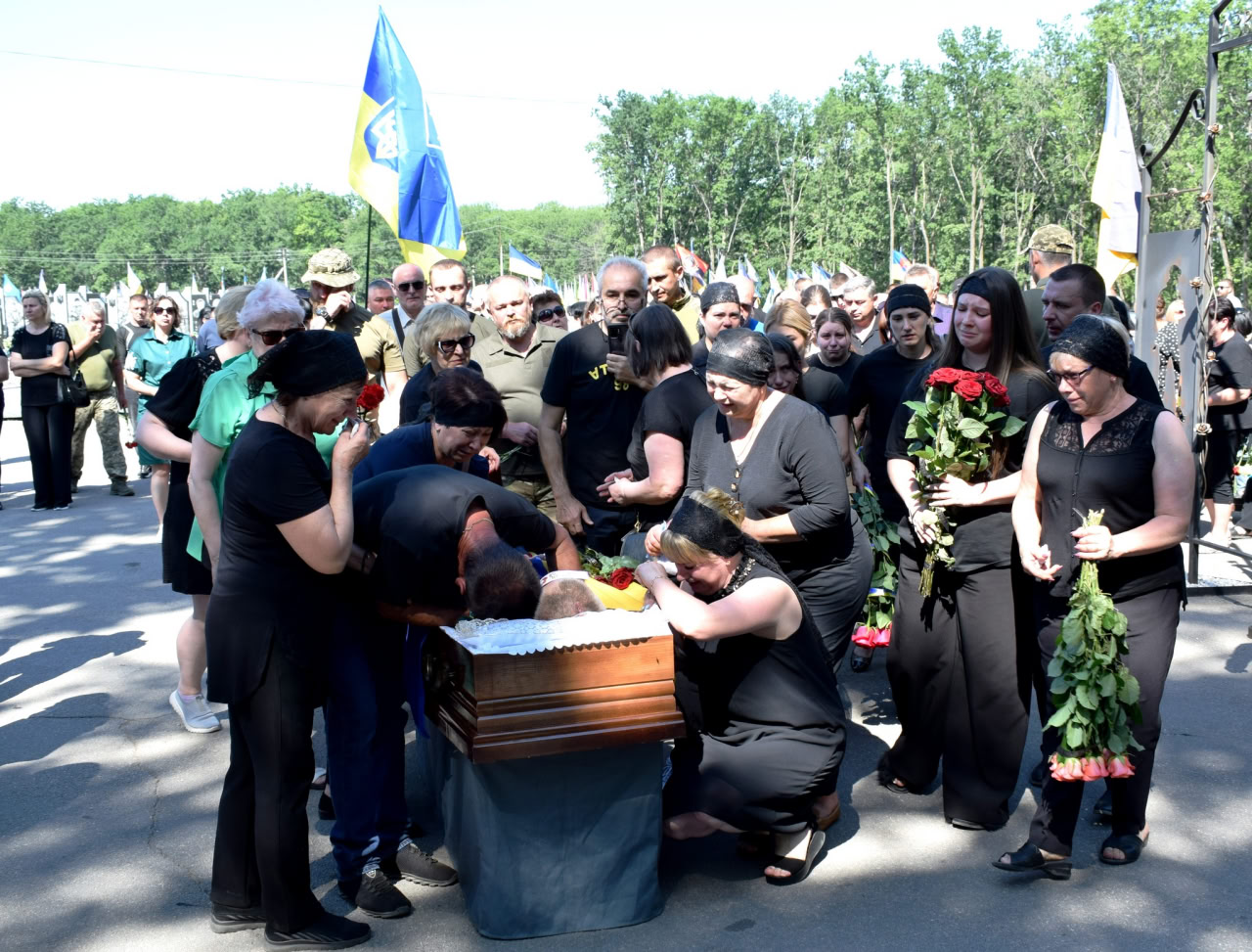 У Кропивницькому відбулася церемонія прощання із загиблими військовослужбовцями: Андрієм Гінкулом, Денисом Гончаренком та Юрієм Полянським.