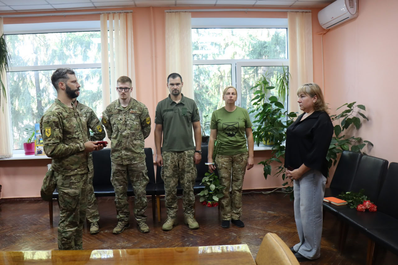 Мамі загиблої захисниці Маріуполя з Онуфріївщини вручили відзнаку МВС