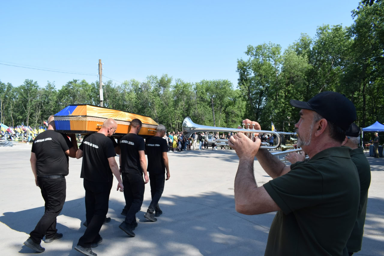 У Кропивницькому попрощалися з двома військовими, які загинули на війні з росією