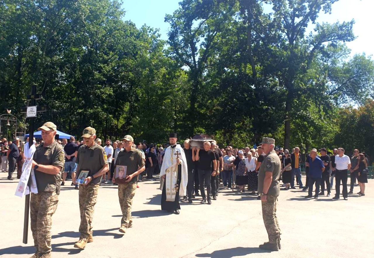 У Кропивницькому відбулася церемонія прощання із загиблими військовослужбовцями: Андрієм Гінкулом, Денисом Гончаренком та Юрієм Полянським.